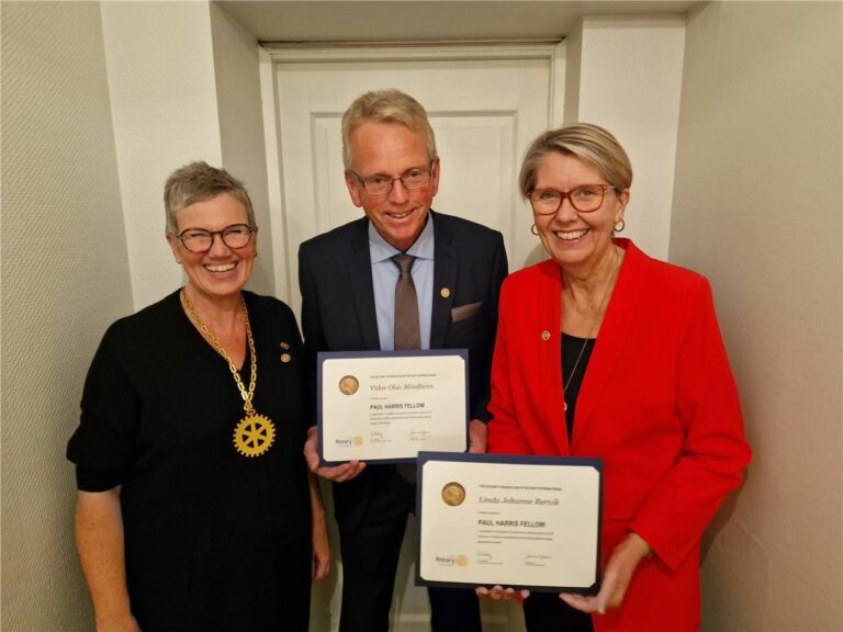 President i Giske Rotaryklubb, Inger Marie Seth ( tv) saman med mottakarane av utmerkinga Paul Harris Fellow,Vidar Blindheim og Linda Rørvik.