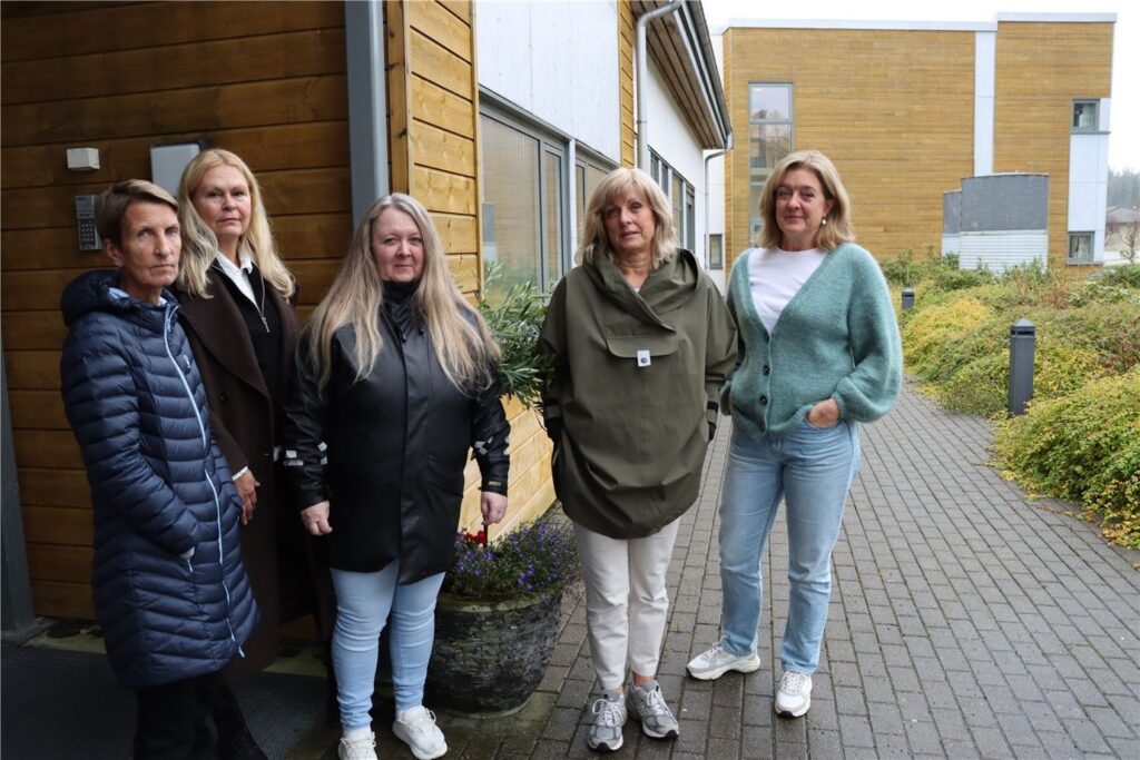 Pårørande til brukarar på avdeling Hustruhamna meiner dei ikkje har fått tilstrekkeleg informasjon om flytting av brukarane. F.v: Torill Molnes, Sissel Kleivan, Birgith Brunvoll, Kristin Valderhaug og Bente Mathiassen.