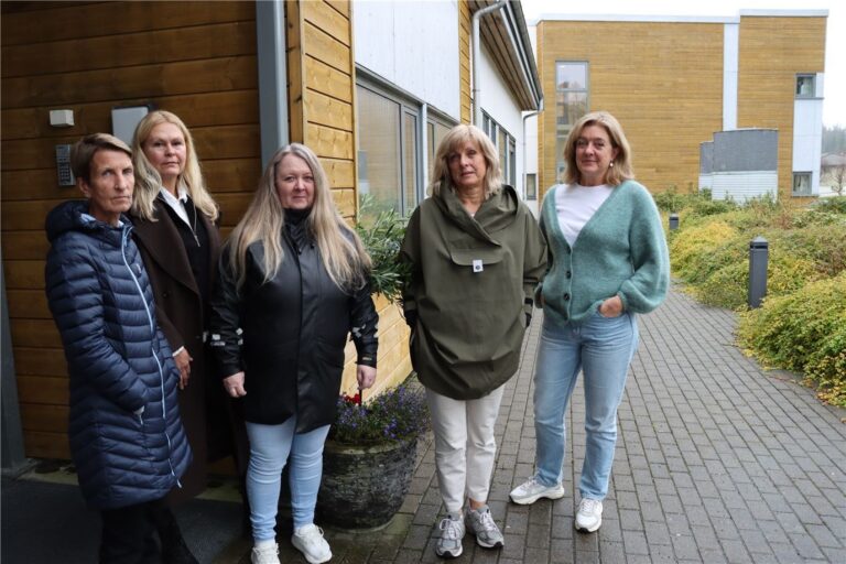 Pårørande til brukarar på avdeling Hustruhamna meiner dei ikkje har fått tilstrekkeleg informasjon om flytting av brukarane. F.v: Torill Molnes, Sissel Kleivan, Birgith Brunvoll, Kristin Valderhaug og Bente Mathiassen.