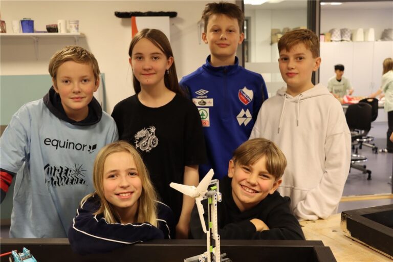 Robotgruppa til 7C har hatt stor glede av å vere med på First Lego League. Bak står Markus Larsgård, Eirik Hareid, Filip Grebstad og Ingeborg Andrea Synnes. Foran sit Mathea Skjeret og Adrian Oksnes Berntsen.