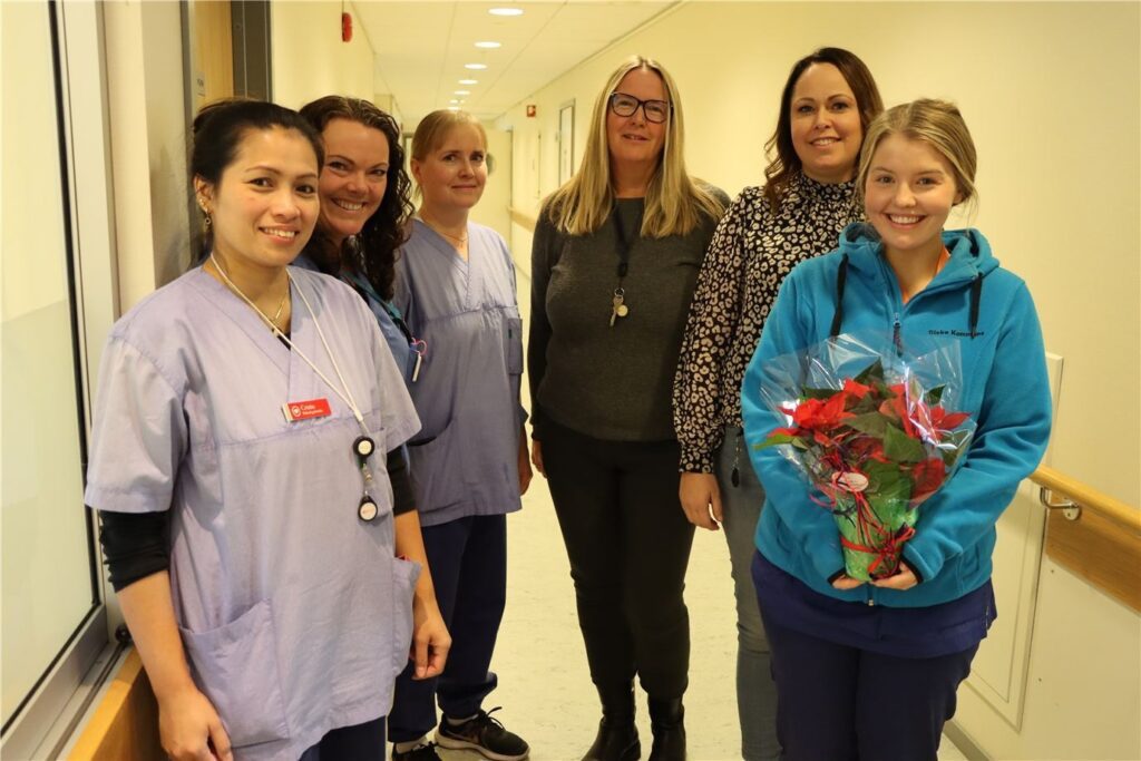 Heimetenesta i Giske kommune består av fleire titals tilsette. Nokre glade representantar for dei tok imot julestjerne frå Øy-Blikk sist fredag. Frå venstre: Cristin Hole, Wenche Løvold, Reidun Eidsli, Tone Giskegjerde, Iren Hovlid og Kamilla Grande.