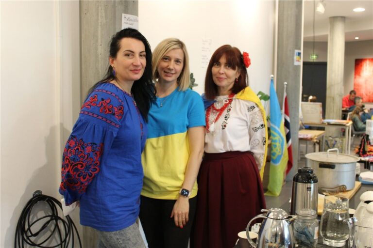 Desse var med på å arrangere «Ukrainske kålrulettar» førre helg. Frå venstre: Antonina Høybakk, Olha Lyakhovyn og Alla Vasylevska.