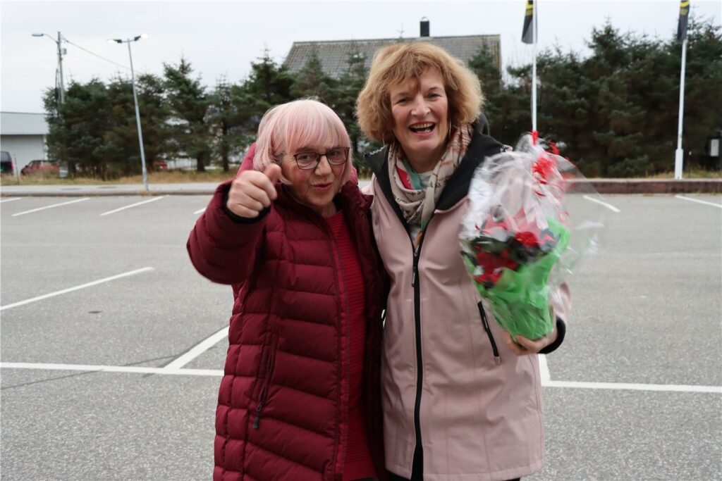 Når Bente Brox (t.v.) og Britt Valderhaug Tyrholm får beskjed om å vere litt livat på biletet, så er dei verkeleg det! – Det må meir latter og liv inn i omsorgssentera, seier dei. Jacqueline Kvambe er tredje dame i trivselsprosjektet, men ho har tilhald i Kristiansund.