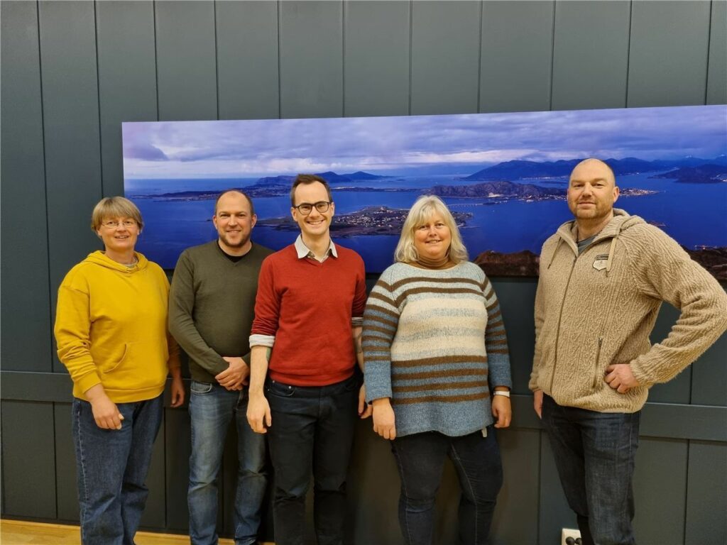 Sentralstyremedlem i MDG, Jonas Nilsen (i midten), hjelpte til med å stifte MDG Giske. Det ferske styret består av (f.v.): Cecilie Skodje (styremedlem), Gunnar Opsahl (sekretær), Sissel Fuglstad (leiar) og Andreas Rørvik Godø (kasserar). (Foto: MDG)