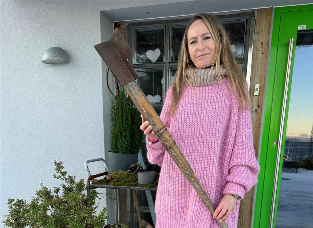 Kathrin Røssevold frå Valderøya ser både staut og stolt ut der ho visar fram torvspada som blei funnen då dei bygde om ei 50-tals-løe til bustadhus. (Foto: Privat)