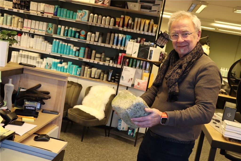 Steinar Severinsen held fram steinen som blei kasta gjennom vindauget hos Krølle Frisørsalong.